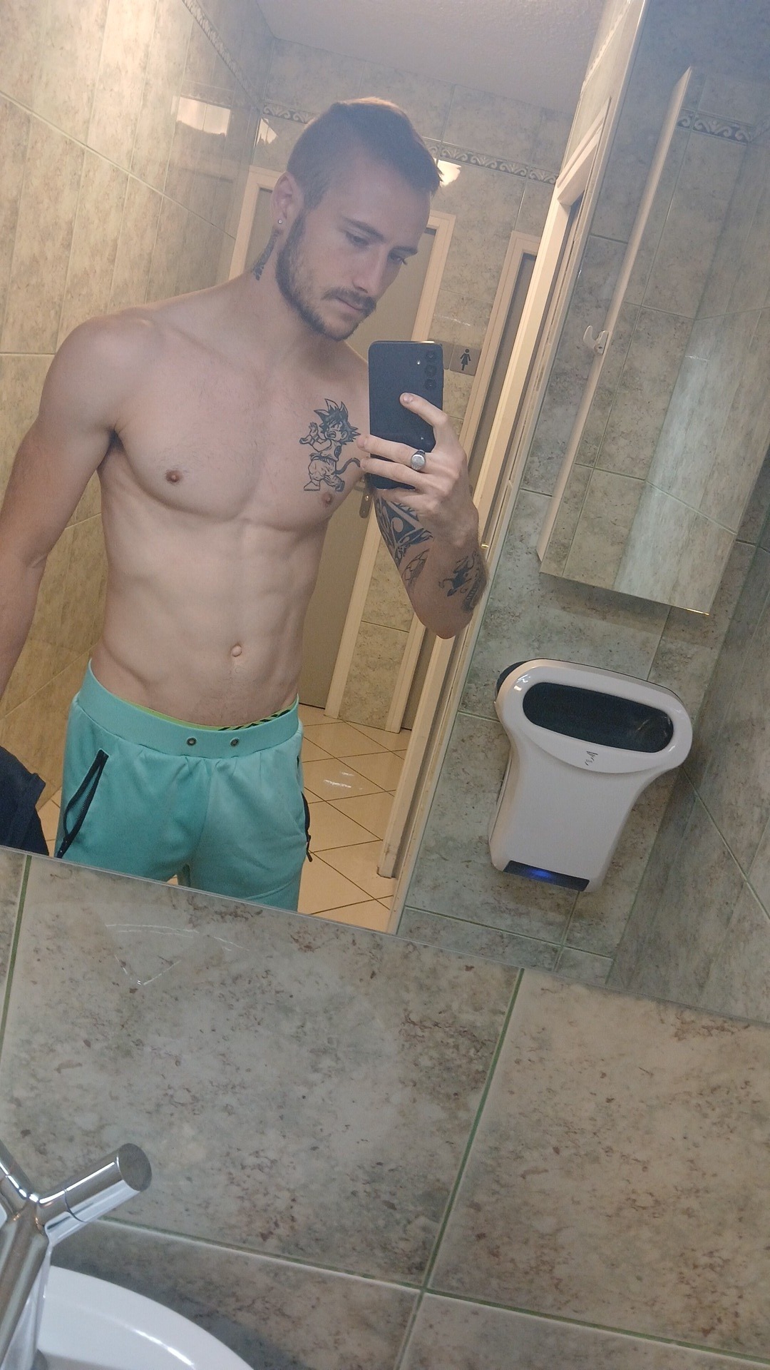 Profil de Lahcene, 24 ans, Escort Gay Canada à Ashfield-Colborne-Wawanosh